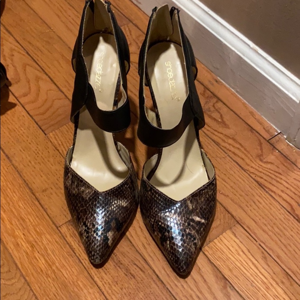 Faux snake print and black leather pointed toe